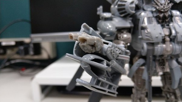 Studio Series Leader Class Blackout   In Hand Images Of Impressive New Mold Of 2007 Transformers Movie Character  (13 of 29)